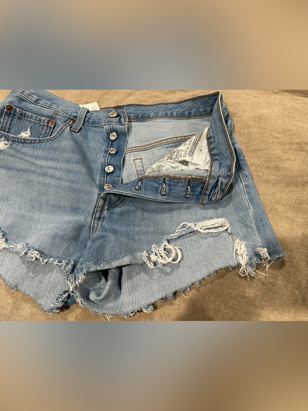 Levi High Rise Distressed Short 30 - Picture 4 of 7